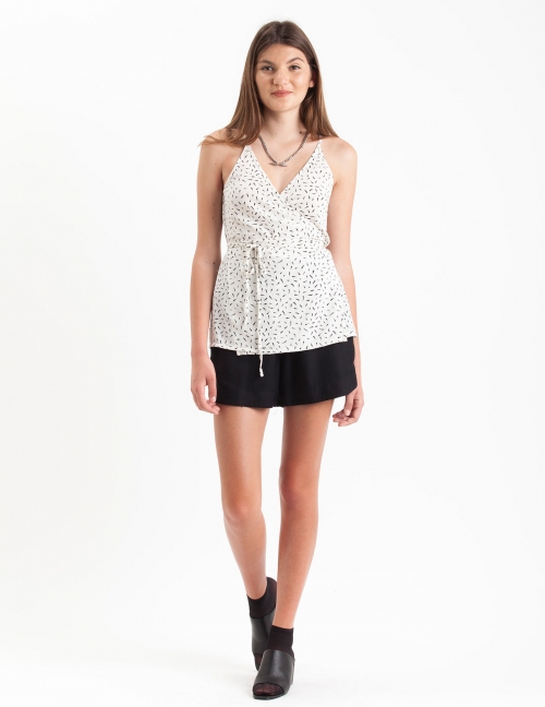 Alef Alef | אלף אלף - בגדי מעצבים | גופיית Das לבן משיכות שחור Alef Alef | אלף אלף - בגדי מעצבים | גופיית Das לבן משיכות שחור