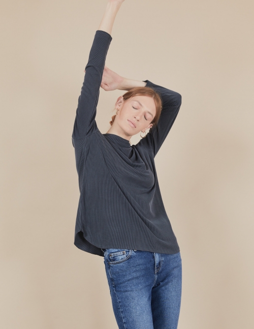 Alef Alef | אלף אלף - בגדי מעצבים | חולצת Susan | אפור כהה פסים Alef Alef | אלף אלף - בגדי מעצבים | חולצת Susan | אפור כהה פסים