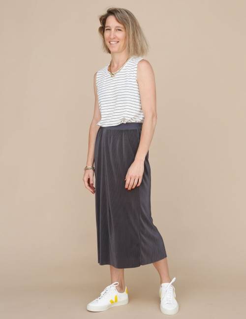 Alef Alef | אלף אלף - בגדי מעצבים | חצאית Rosen אפור כהה Alef Alef | אלף אלף - בגדי מעצבים | חצאית Rosen אפור כהה