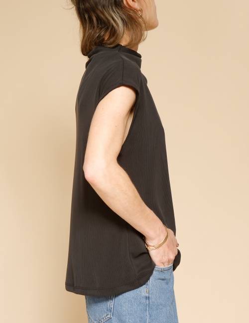 Alef Alef | אלף אלף - בגדי מעצבים | חולצת Eini שחור פחם Alef Alef | אלף אלף - בגדי מעצבים | חולצת Eini שחור פחם