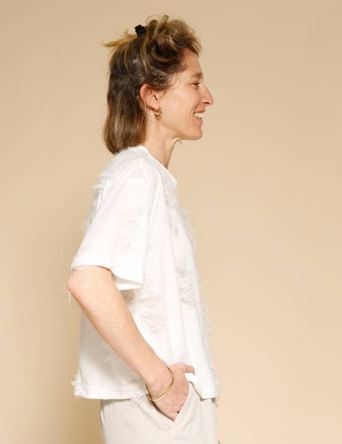 Alef Alef | אלף אלף - בגדי מעצבים | חולצת Miller שמנת קרעים Alef Alef | אלף אלף - בגדי מעצבים | חולצת Miller שמנת קרעים