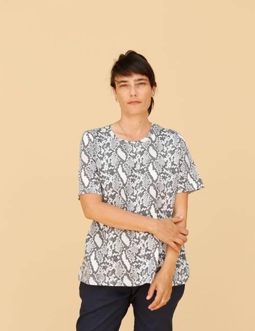 Alef Alef | אלף אלף - בגדי מעצבים | חולצת Cohen הדפס מנוחש לבן Alef Alef | אלף אלף - בגדי מעצבים | חולצת Cohen הדפס מנוחש לבן