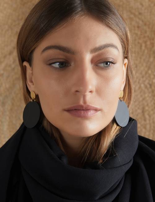 Alef Alef | אלף אלף - בגדי מעצבים | EFF DAYO – עגילי סטייטמנט שחורים עגולים Alef Alef | אלף אלף - בגדי מעצבים | EFF DAYO – עגילי סטייטמנט שחורים עגולים