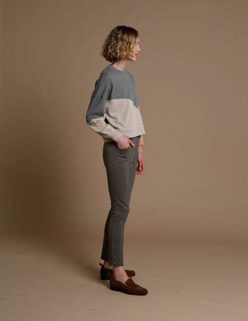 Alef Alef | אלף אלף - בגדי מעצבים | סווטשירט El Capitan אפור/פודרה/אבן Alef Alef | אלף אלף - בגדי מעצבים | סווטשירט El Capitan אפור/פודרה/אבן