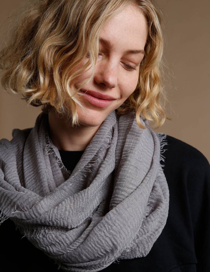 Alef Alef | אלף אלף - בגדי מעצבים | צעיף אפור בהיר