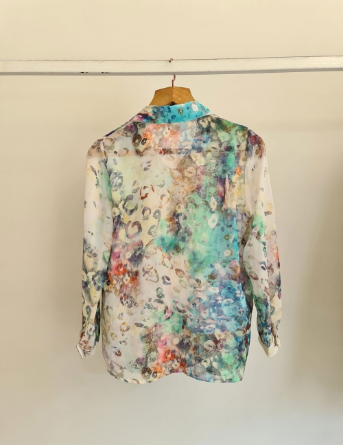 Alef Alef | אלף אלף - בגדי מעצבים | חולצת שיפון מכופתרת הדפס צבעוני Alef Alef | אלף אלף - בגדי מעצבים | חולצת שיפון מכופתרת הדפס צבעוני