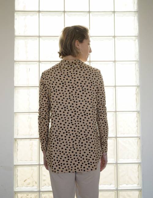 Alef Alef | אלף אלף - בגדי מעצבים | חולצת Saana | מוקה דפוס שחור Alef Alef | אלף אלף - בגדי מעצבים | חולצת Saana | מוקה דפוס שחור