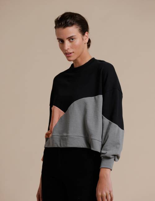 Alef Alef | אלף אלף - בגדי מעצבים | סווטשירט El Capitan | שחור/פודרה/אפור Alef Alef | אלף אלף - בגדי מעצבים | סווטשירט El Capitan | שחור/פודרה/אפור