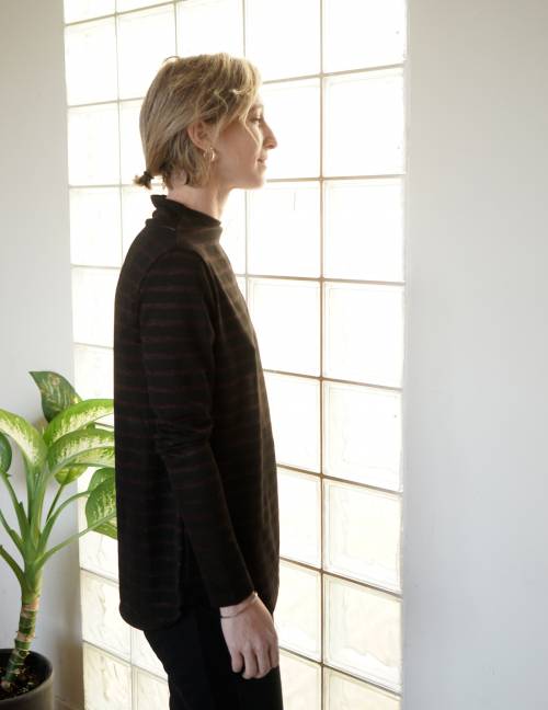 Alef Alef | אלף אלף - בגדי מעצבים | חולצת Saana | שחור פס ברונזה Alef Alef | אלף אלף - בגדי מעצבים | חולצת Saana | שחור פס ברונזה