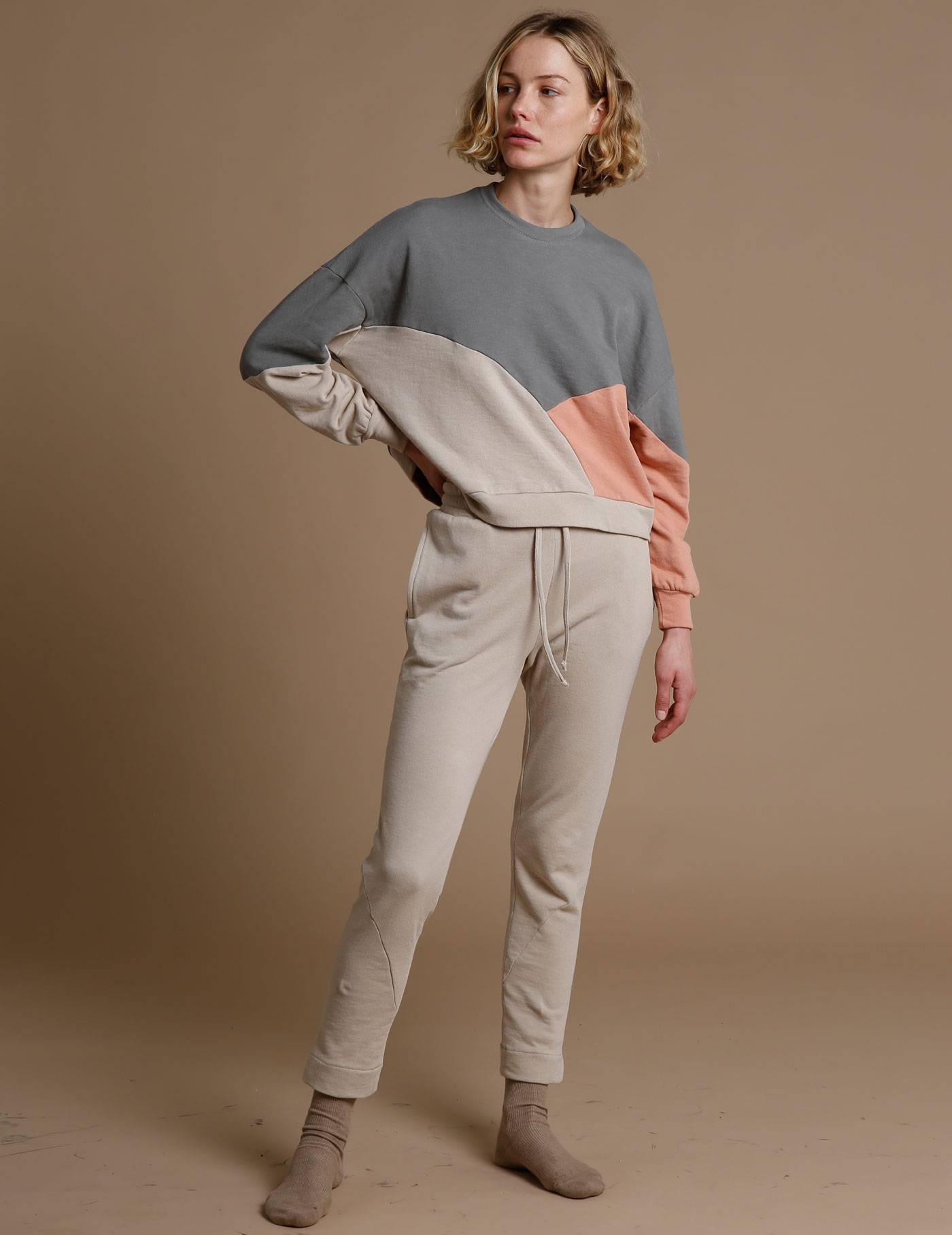 דוגנית לובשת מכנסיי KUNA בשילוב סווצ'ר EL CAPITAN.