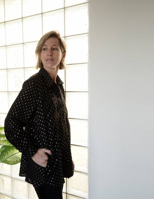 Alef Alef | אלף אלף - בגדי מעצבים | חולצת Tavor שחור דפוס זהב Alef Alef | אלף אלף - בגדי מעצבים | חולצת Tavor שחור דפוס זהב