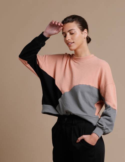 Alef Alef | אלף אלף - בגדי מעצבים | סווטשירט El Capitan | פודרה Alef Alef | אלף אלף - בגדי מעצבים | סווטשירט El Capitan | פודרה