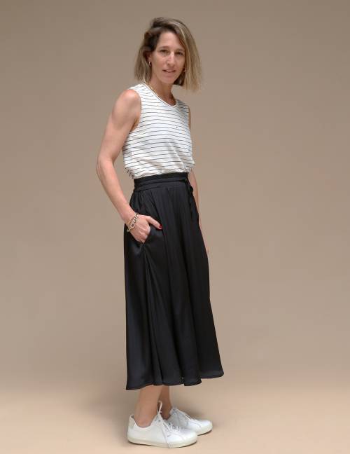 Alef Alef | אלף אלף - בגדי מעצבים | חצאית ATIAS שחור מבריק Alef Alef | אלף אלף - בגדי מעצבים | חצאית ATIAS שחור מבריק