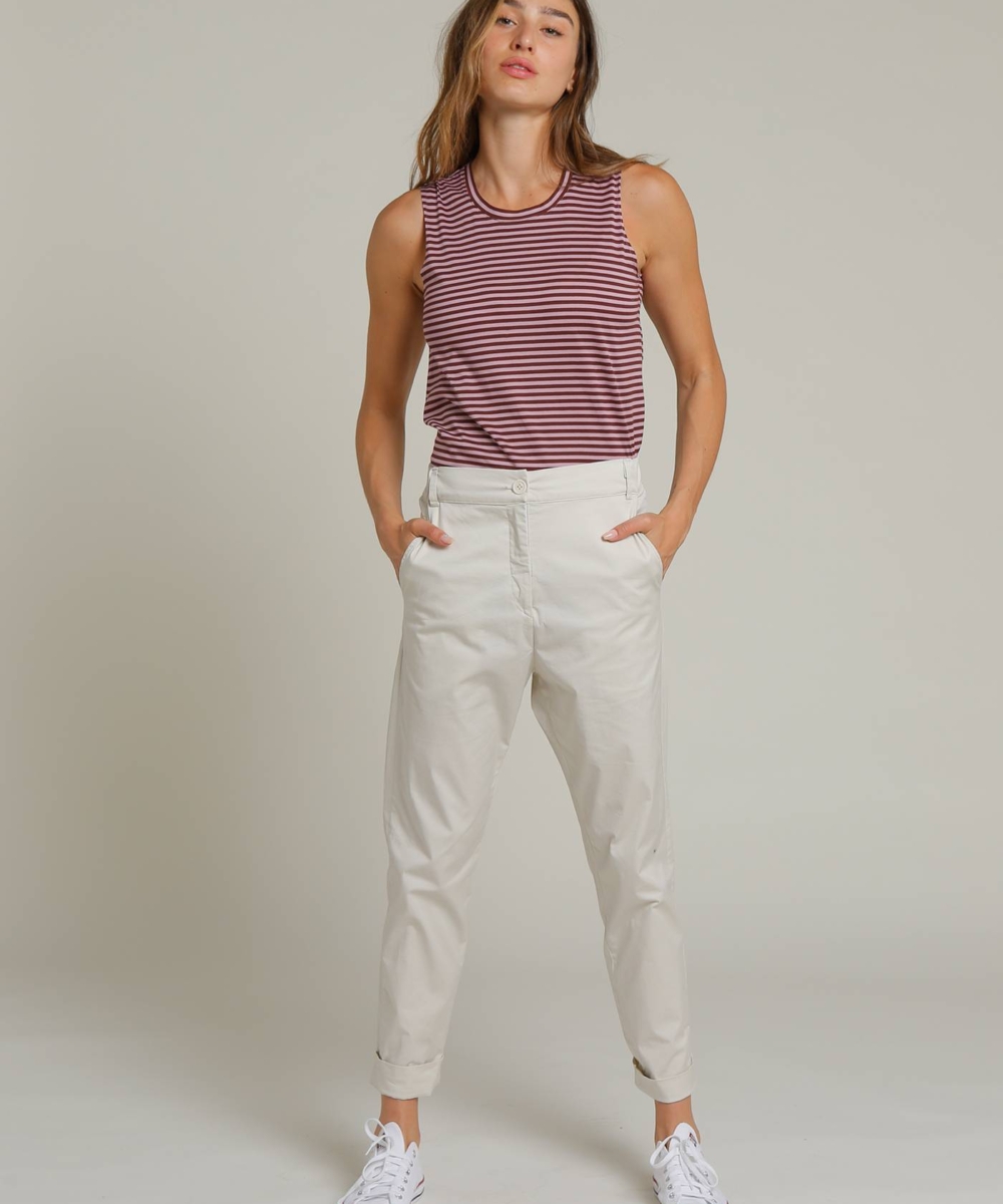 דוגמנית לובשת מכנסיים ארוכים עם כיסים בצדדים ובגב, גומי אחורי במותן