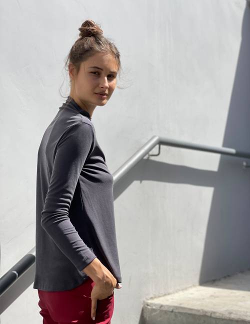 Alef Alef | אלף אלף - בגדי מעצבים | חולצת CALLA אפור כהה Alef Alef | אלף אלף - בגדי מעצבים | חולצת CALLA אפור כהה