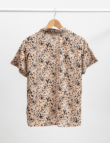 Alef Alef | אלף אלף - בגדי מעצבים | חולצת SINAI מוקה דפוס שחור