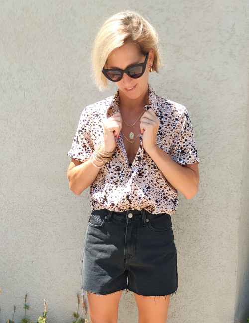 Alef Alef | אלף אלף - בגדי מעצבים | חולצת SINAI מוקה דפוס שחור Alef Alef | אלף אלף - בגדי מעצבים | חולצת SINAI מוקה דפוס שחור