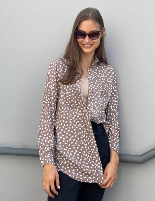 Alef Alef | אלף אלף - בגדי מעצבים | חולצת FRIO מוקה דפוס לבן Alef Alef | אלף אלף - בגדי מעצבים | חולצת FRIO מוקה דפוס לבן