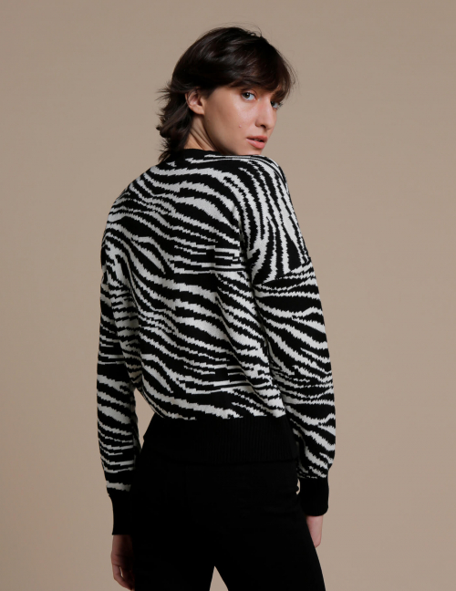 Alef Alef | אלף אלף - בגדי מעצבים | סוודר SNOW שחור לבן Alef Alef | אלף אלף - בגדי מעצבים | סוודר SNOW שחור לבן