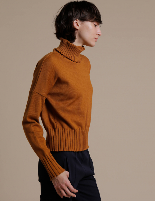 Alef Alef | אלף אלף - בגדי מעצבים | סוודר גולף ROULE קאמל Alef Alef | אלף אלף - בגדי מעצבים | סוודר גולף ROULE קאמל