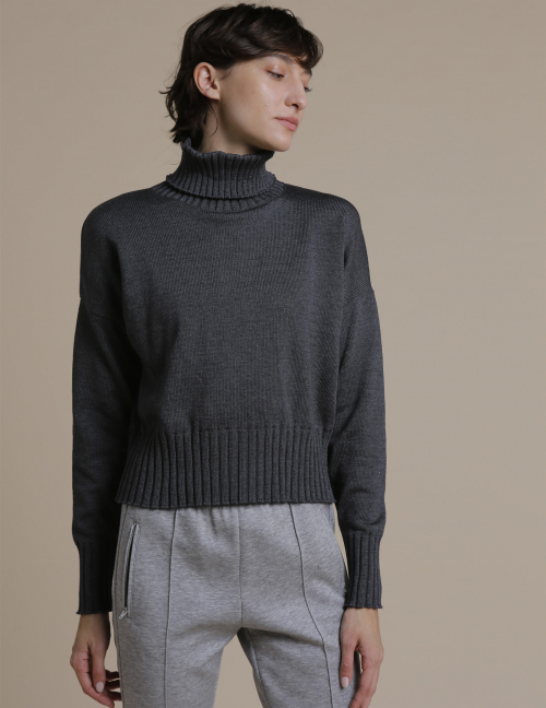 Alef Alef | אלף אלף - בגדי מעצבים | סוודר גולף ROULE אפור כהה Alef Alef | אלף אלף - בגדי מעצבים | סוודר גולף ROULE אפור כהה