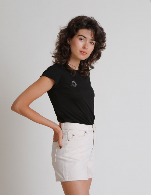 Alef Alef | אלף אלף - בגדי מעצבים | טי שירט LION שחורה עם רקמה Alef Alef | אלף אלף - בגדי מעצבים | טי שירט LION שחורה עם רקמה