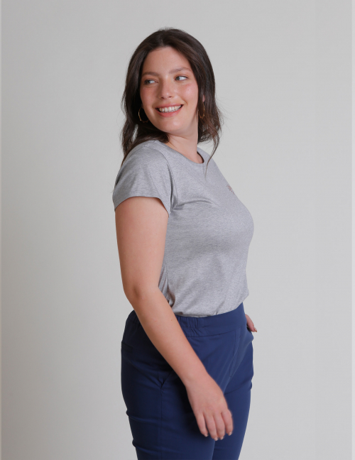 Alef Alef | אלף אלף - בגדי מעצבים | טי שירט LION אפור בהיר עם רקמה Alef Alef | אלף אלף - בגדי מעצבים | טי שירט LION אפור בהיר עם רקמה