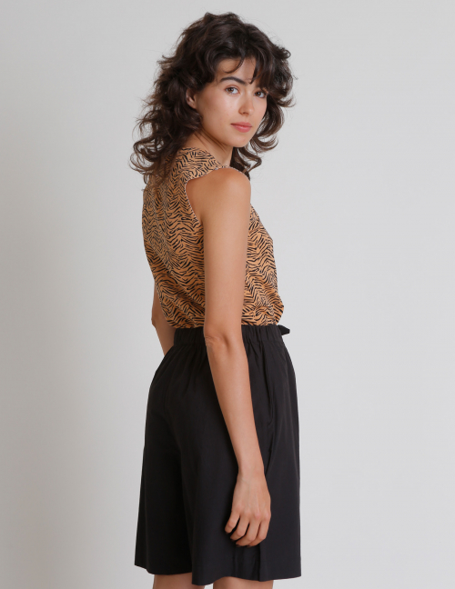 Alef Alef | אלף אלף - בגדי מעצבים | מכנסי ברמודה JAGUAR שחור Alef Alef | אלף אלף - בגדי מעצבים | מכנסי ברמודה JAGUAR שחור