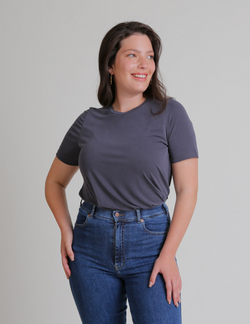 Alef Alef | אלף אלף - בגדי מעצבים | טי שירט BRAVA אפור כהה Alef Alef | אלף אלף - בגדי מעצבים | טי שירט BRAVA אפור כהה