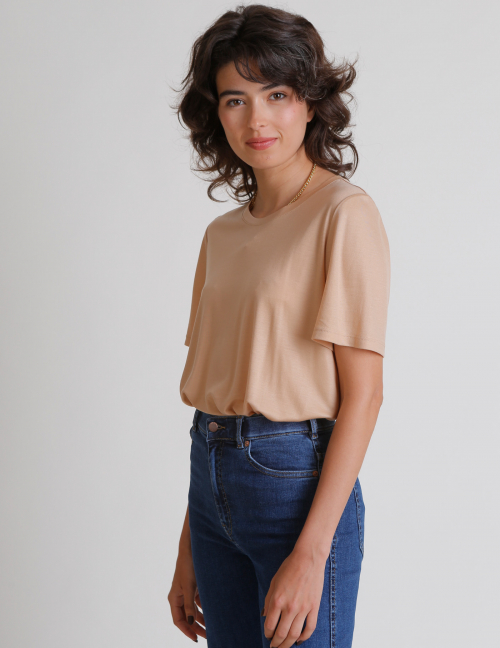 Alef Alef | אלף אלף - בגדי מעצבים | טי שירט BRAVA בז' Alef Alef | אלף אלף - בגדי מעצבים | טי שירט BRAVA בז'