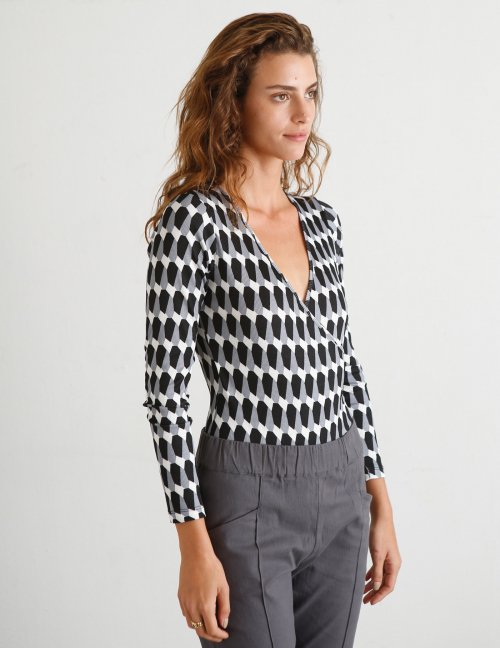 Alef Alef | אלף אלף - בגדי מעצבים | בגד גוף מעטפת CELINE אפור פרינט שחור Alef Alef | אלף אלף - בגדי מעצבים | בגד גוף מעטפת CELINE אפור פרינט שחור