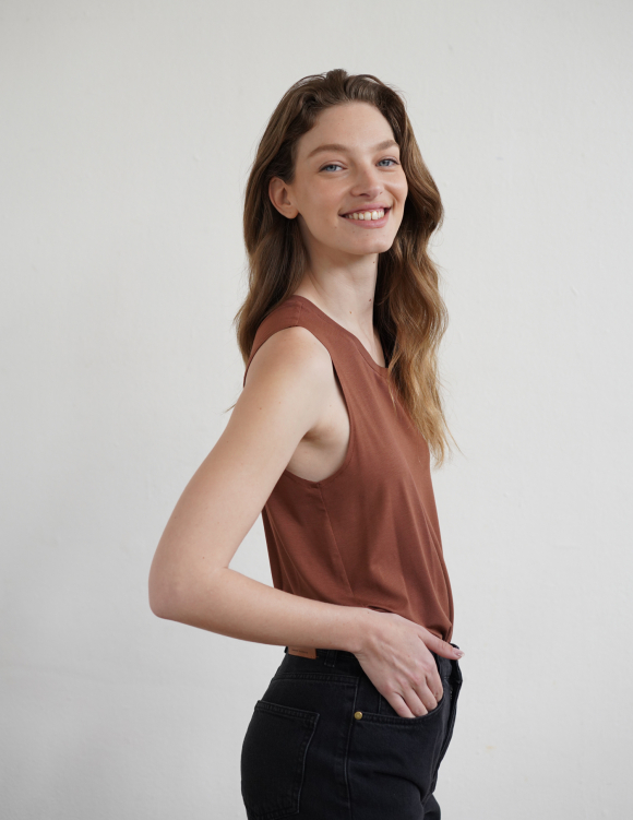 Alef Alef | אלף אלף - בגדי מעצבים | גופיית ICONIC חמרה Alef Alef | אלף אלף - בגדי מעצבים | גופיית ICONIC חמרה