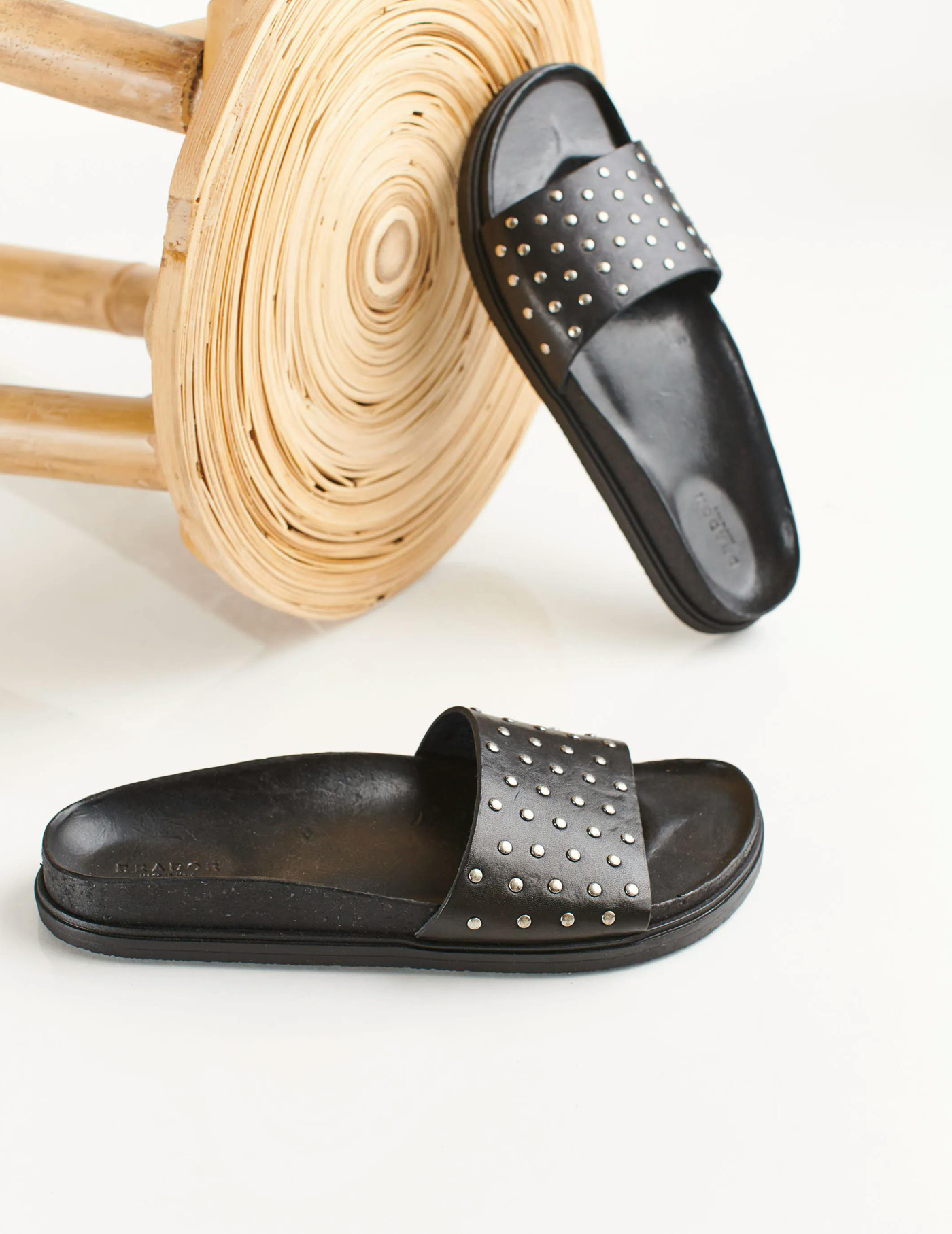 BRADOR כפכף שחור ניטים Alef Alef אלף אלף