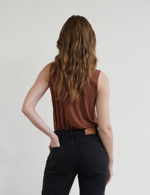 Alef Alef | אלף אלף - בגדי מעצבים | גופיית ICONIC חמרה Alef Alef | אלף אלף - בגדי מעצבים | גופיית ICONIC חמרה