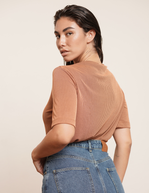 Alef Alef | אלף אלף - בגדי מעצבים | חולצת חצי גולף NO.8 כתום Alef Alef | אלף אלף - בגדי מעצבים | חולצת חצי גולף NO.8 כתום