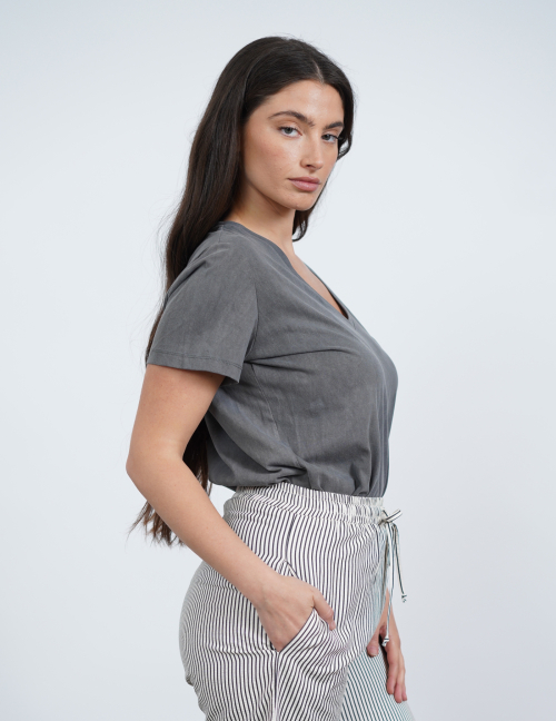 Alef Alef | אלף אלף - בגדי מעצבים | NO.13 טי שירט וי קצרה אפור ווש Alef Alef | אלף אלף - בגדי מעצבים | NO.13 טי שירט וי קצרה אפור ווש