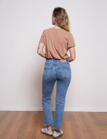 Alef Alef | אלף אלף - בגדי מעצבים | ג'ינס D DENIM גזרה ישרה כחול ווש בהיר Alef Alef | אלף אלף - בגדי מעצבים | ג'ינס D DENIM גזרה ישרה כחול ווש בהיר