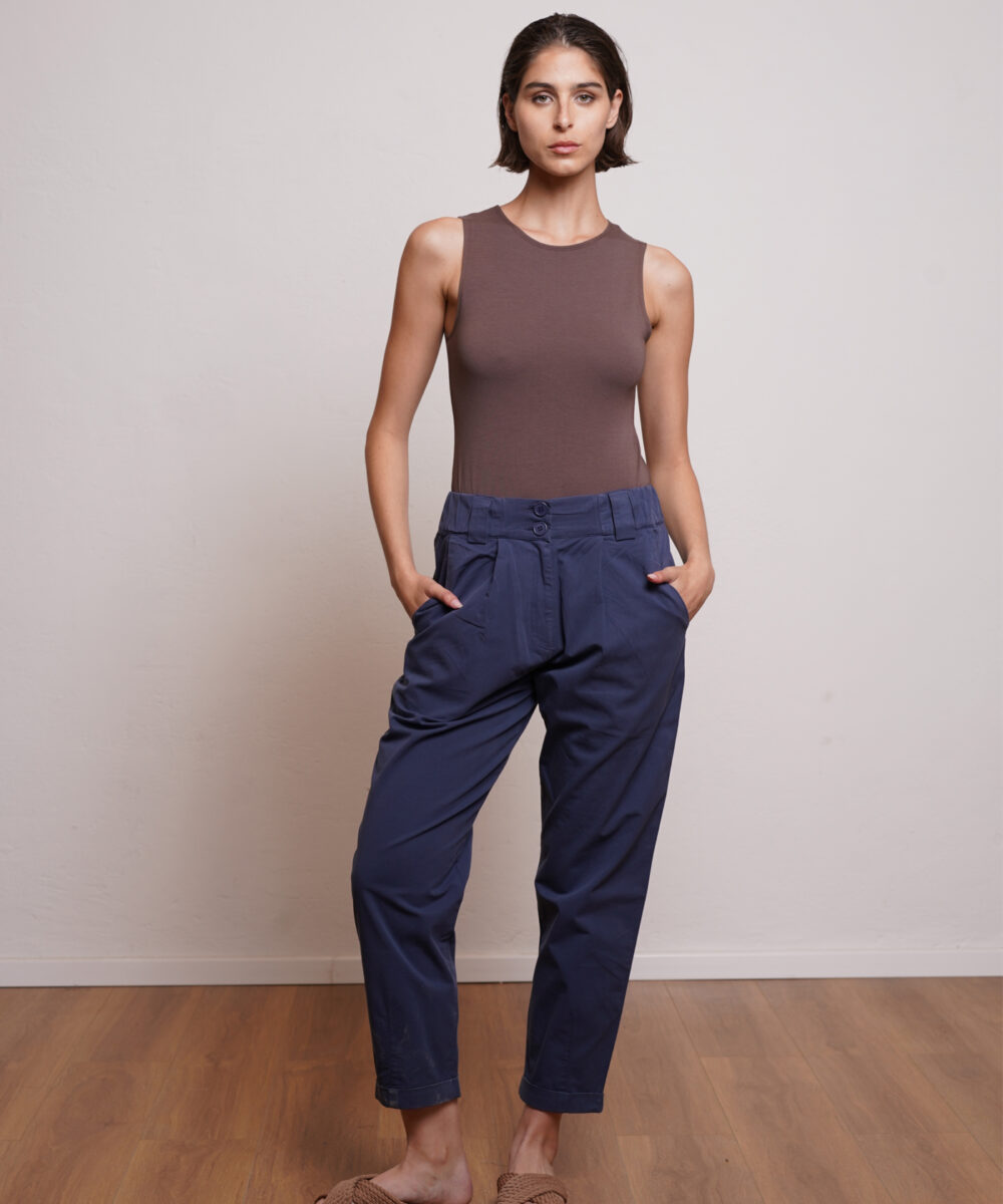 מכנסי בלון ,פנסיים קדמיים ,כיסים צידיים מכנס בגובה קרסול בד ווש בצבע נייבי