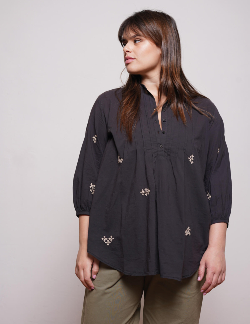 Alef Alef | אלף אלף - בגדי מעצבים | גלביה NARKIS שחור רקמה בז' Alef Alef | אלף אלף - בגדי מעצבים | גלביה NARKIS שחור רקמה בז'