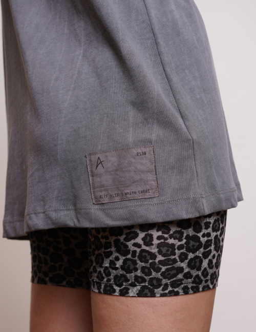 Alef Alef | אלף אלף - בגדי מעצבים | NO.19 חולצת טי שירט אובר סייז קצרה אפור Alef Alef | אלף אלף - בגדי מעצבים | NO.19 חולצת טי שירט אובר סייז קצרה אפור