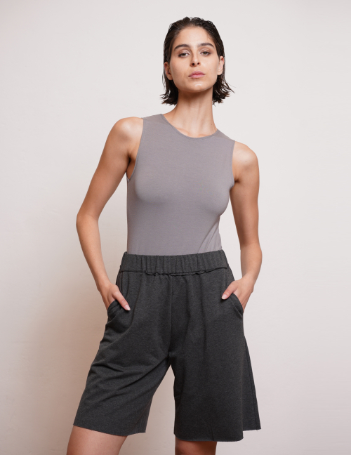 Alef Alef | אלף אלף - בגדי מעצבים | NO.23 מכנסי ברמודה אפור כהה Alef Alef | אלף אלף - בגדי מעצבים | NO.23 מכנסי ברמודה אפור כהה