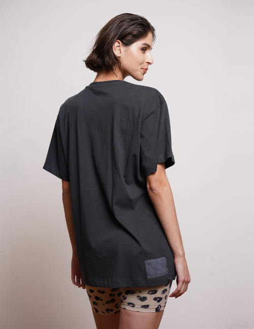 Alef Alef | אלף אלף - בגדי מעצבים | NO.19 חולצת טי שירט אובר סייז קצרה פחם Alef Alef | אלף אלף - בגדי מעצבים | NO.19 חולצת טי שירט אובר סייז קצרה פחם