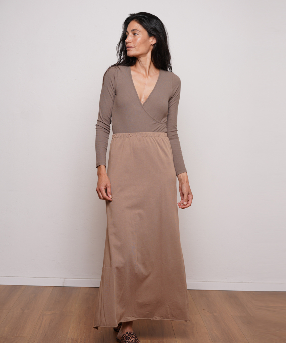 חצאית סריג גזרת עפרון צבע קאמל, שסע צדדי