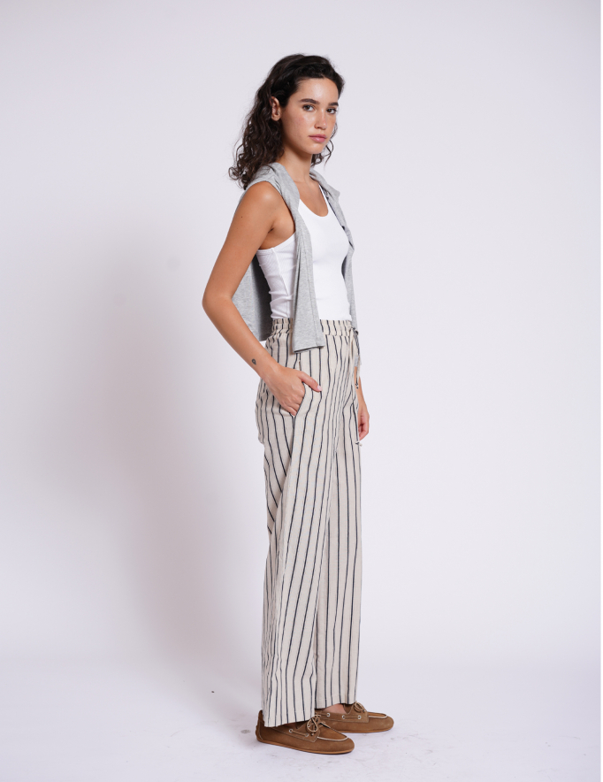 Alef Alef | אלף אלף - בגדי מעצבים | מכנסיי SIMON B נייבי פס Alef Alef | אלף אלף - בגדי מעצבים | מכנסיי SIMON B נייבי פס