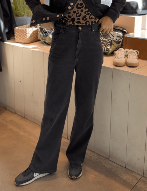 Alef Alef | אלף אלף - בגדי מעצבים | ג'ינס FLARE גזרה מתרחבת שחור ווש Alef Alef | אלף אלף - בגדי מעצבים | ג'ינס FLARE גזרה מתרחבת שחור ווש