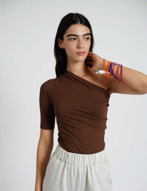 Alef Alef | אלף אלף - בגדי מעצבים | NO.42 חולצת כתף אחת חום Alef Alef | אלף אלף - בגדי מעצבים | NO.42 חולצת כתף אחת חום