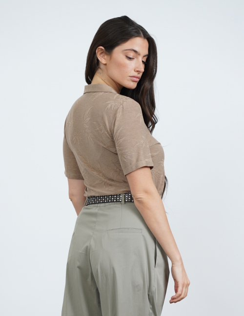 Alef Alef | אלף אלף - בגדי מעצבים | YEHUDIT חולצת פולו טקסטורת עלים חום אספרסו Alef Alef | אלף אלף - בגדי מעצבים | YEHUDIT חולצת פולו טקסטורת עלים חום אספרסו