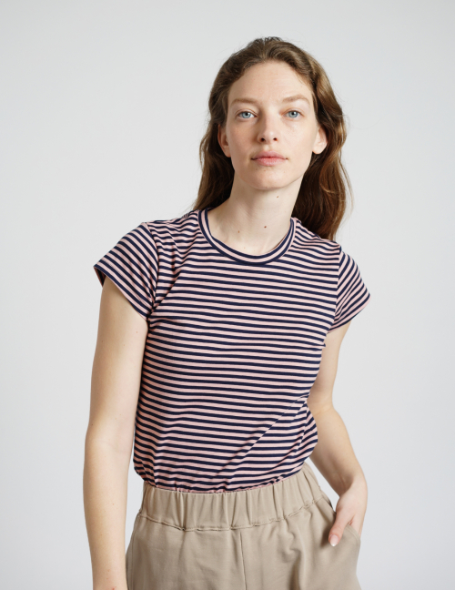 Alef Alef | אלף אלף - בגדי מעצבים | NO.14 טי שירט צמודה שרוול קצר פסים ורוד נייבי Alef Alef | אלף אלף - בגדי מעצבים | NO.14 טי שירט צמודה שרוול קצר פסים ורוד נייבי