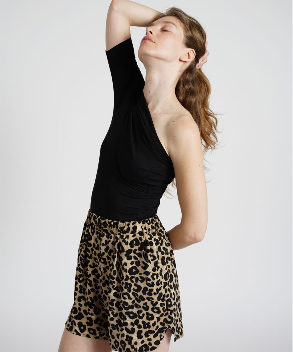 Alternative view of LIHI מכנסי סאטן קצרים פרינט מנומר