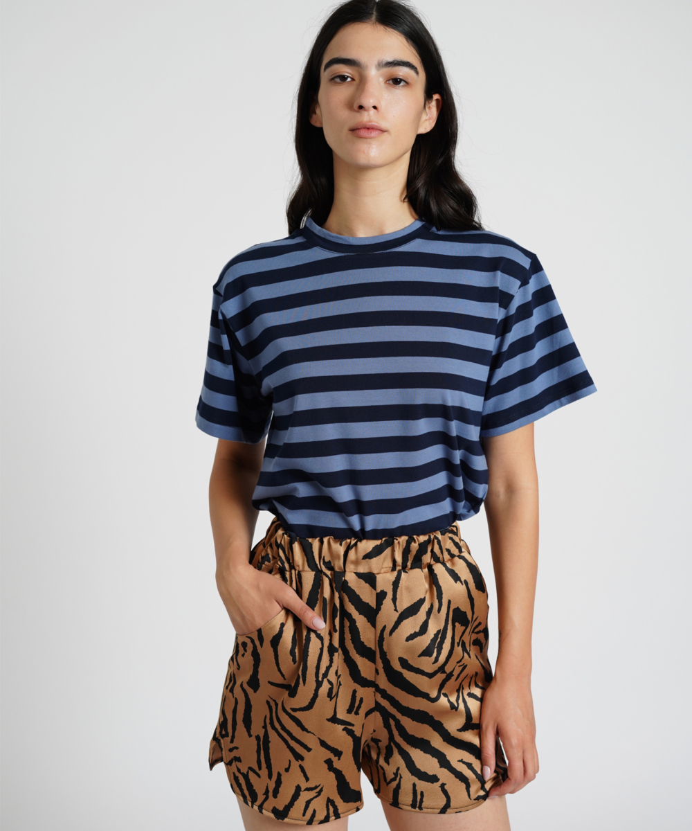 LIHI מכנסי סאטן קצרים פרינט בז' שחור